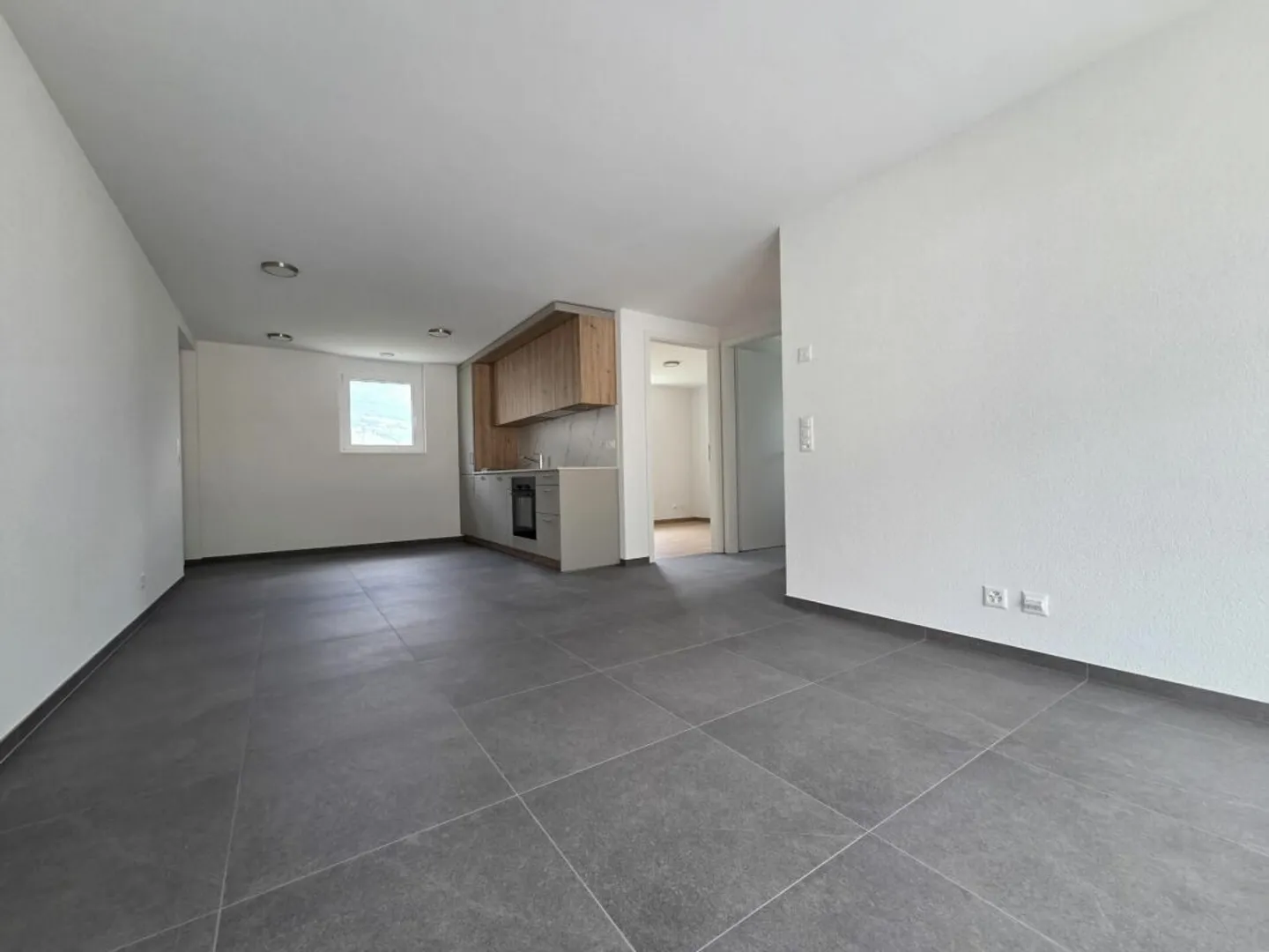 New - 3.5-room apartment with balcony and parking spaces - Photo 3 of 7