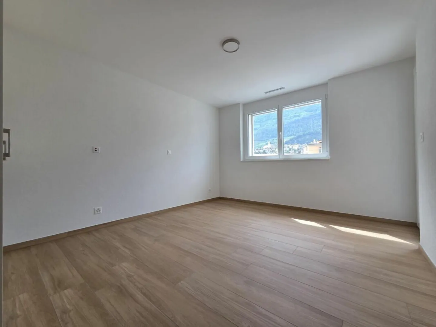 New - 3.5-room apartment with balcony and parking spaces - Photo 4 of 7