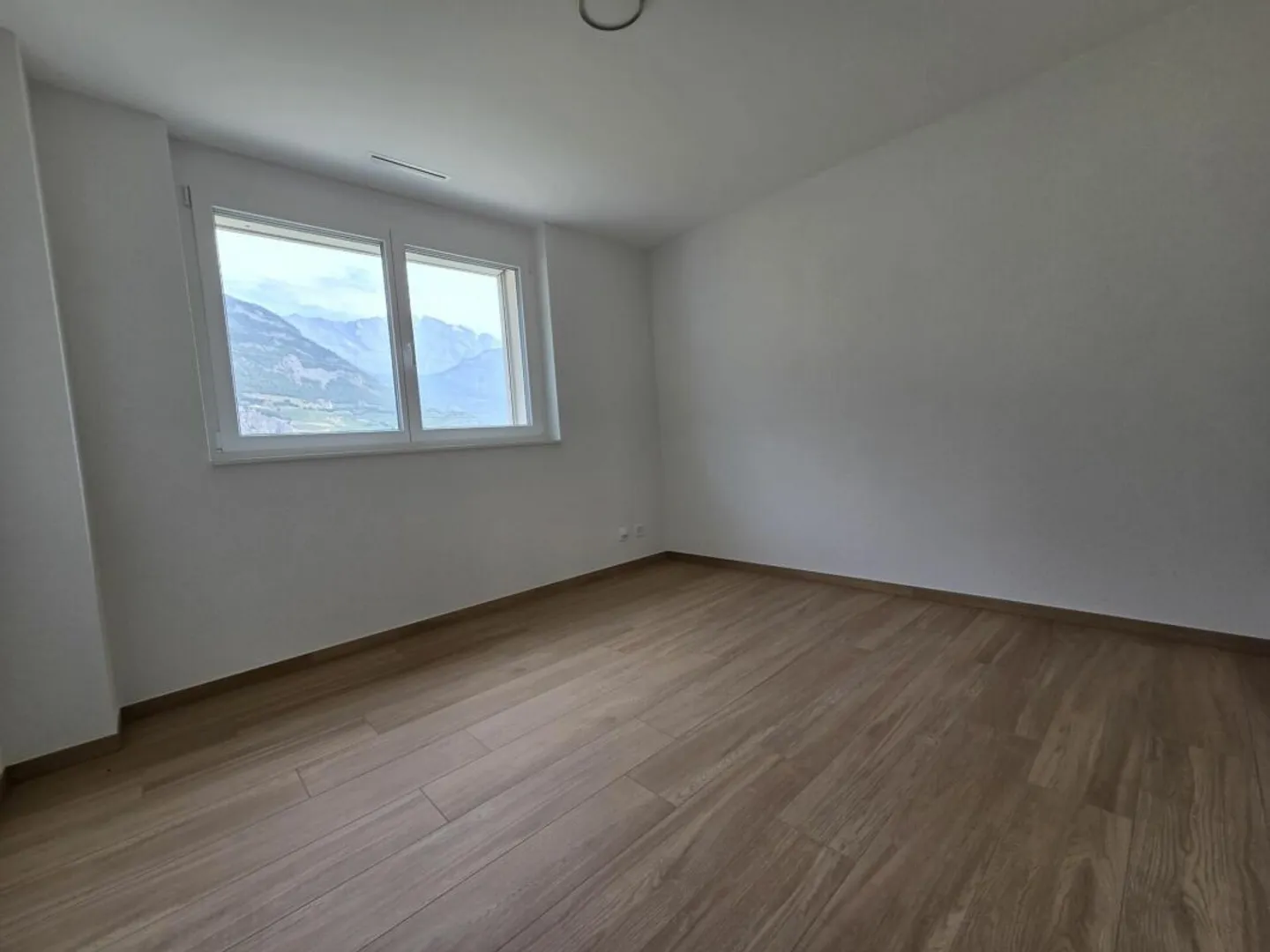 New - 3.5-room apartment with balcony and parking spaces - Photo 5 of 7