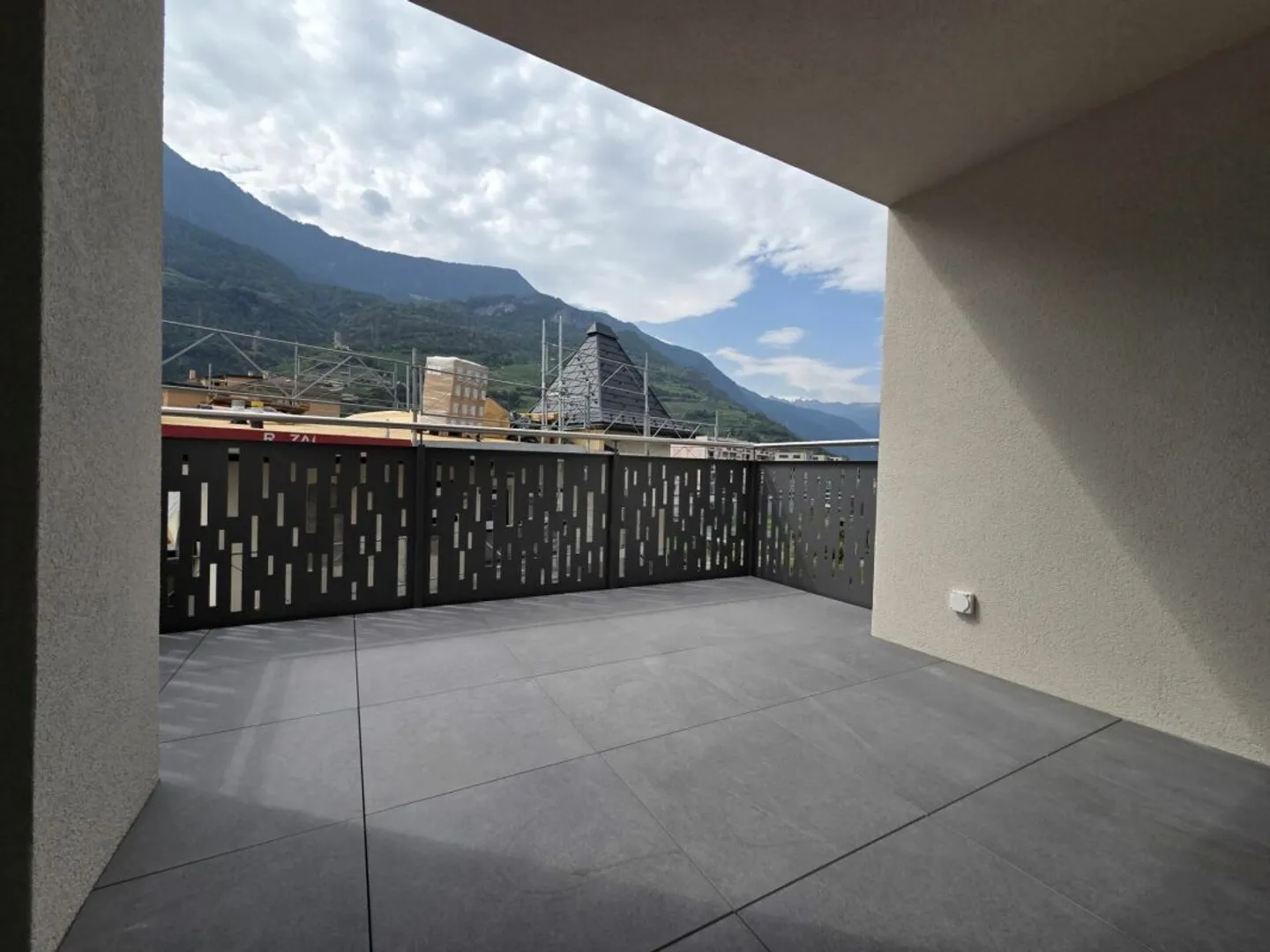 New - 3.5-room apartment with balcony and parking spaces - Photo 7 of 7