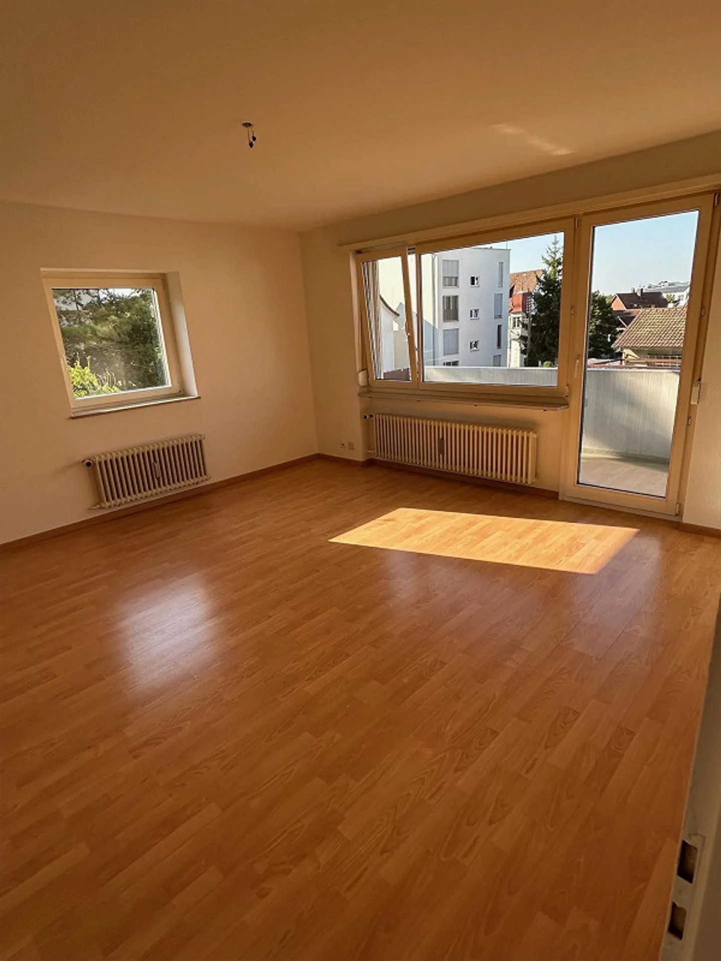 Beautiful, renovated and centrally located 2.5 room apartment - Photo 3 of 14