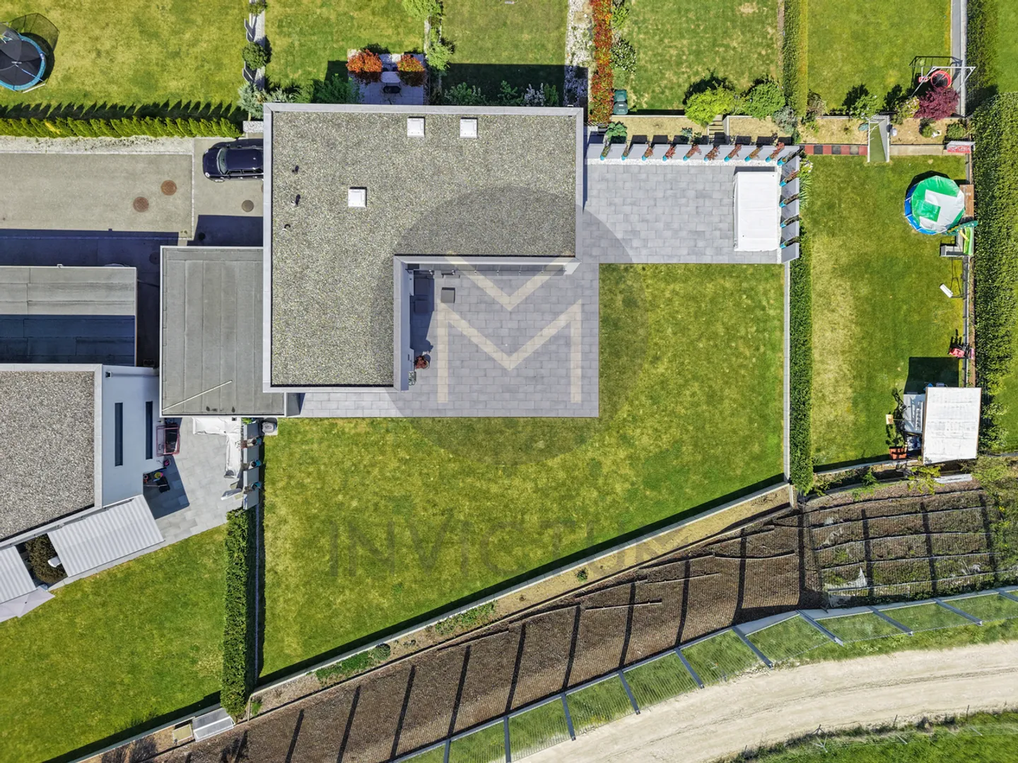 Außergewöhnliche zeitgenössische Villa mit Terrasse und Garten - Foto 24 von 26