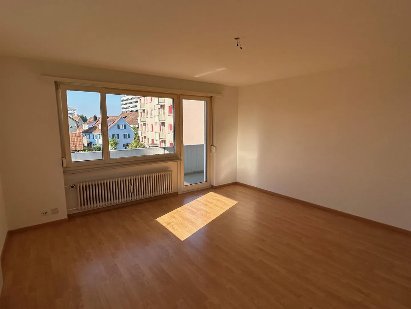 Beautiful, renovated and centrally located 2.5 room apartment - Photo 4 of 14