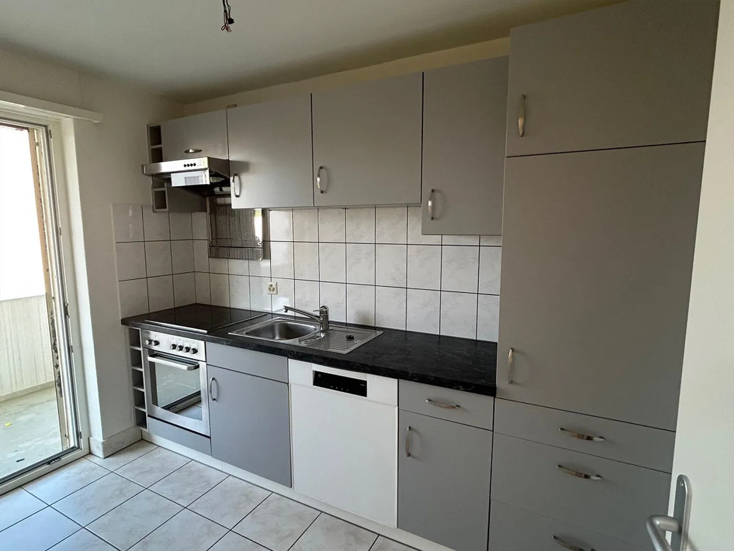Beautiful, renovated and centrally located 2.5 room apartment - Photo 5 of 14