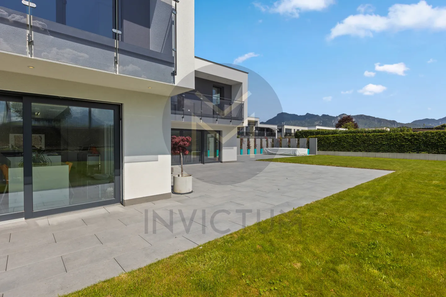 Außergewöhnliche zeitgenössische Villa mit Terrasse und Garten - Foto 25 von 26