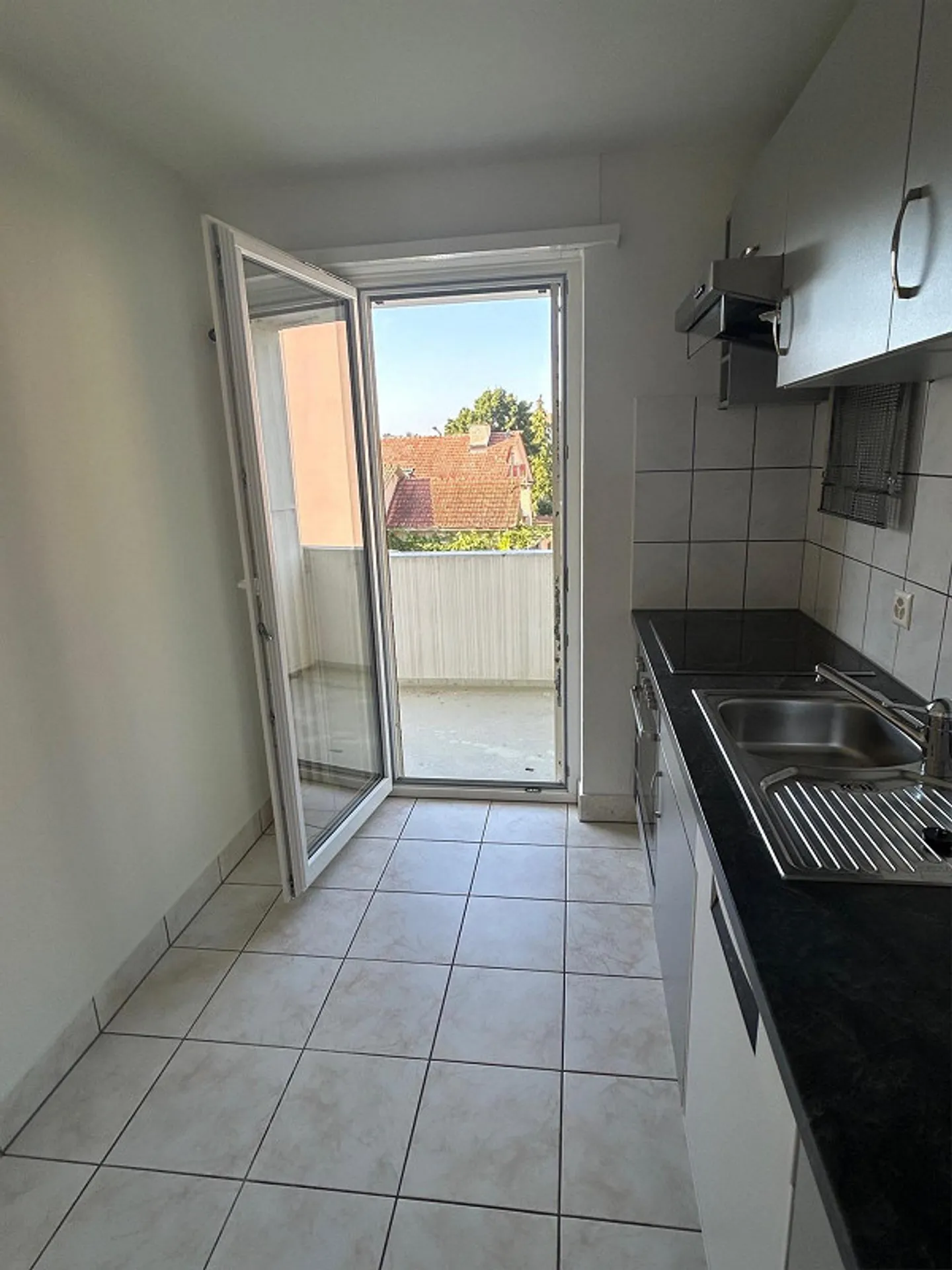 Beautiful, renovated and centrally located 2.5 room apartment - Photo 6 of 14