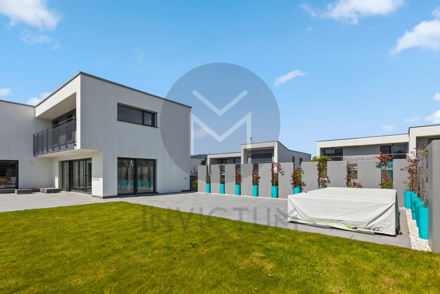 Außergewöhnliche zeitgenössische Villa mit Terrasse und Garten - Foto 26 von 26