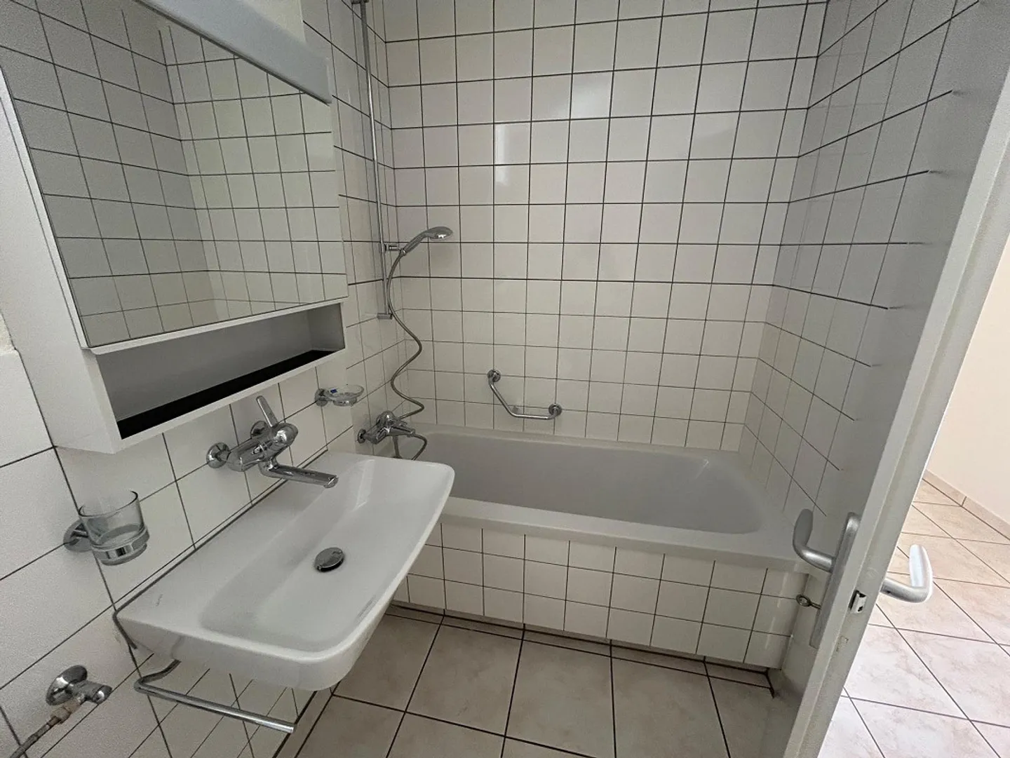 Beautiful, renovated and centrally located 2.5 room apartment - Photo 8 of 14