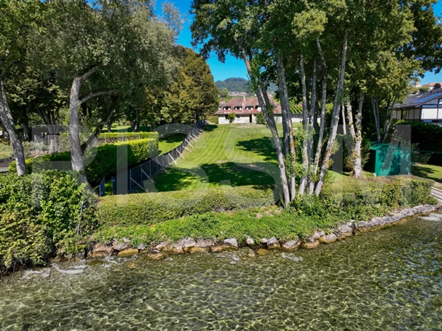 Magnifico terreno fronte lago con progetto di costruzione - Foto 1 di 19