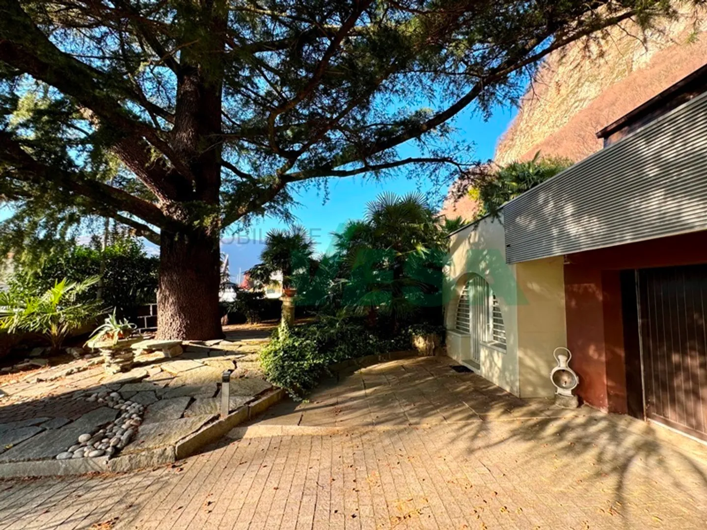 Accogliente villa tutta su un piano con grande bel giardino e piscina - Foto 5 di 13