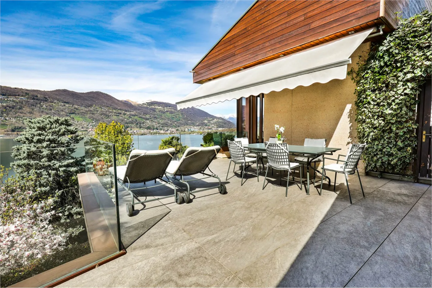Villa con giardino e vista lago a Montagnola - Foto 2 di 16
