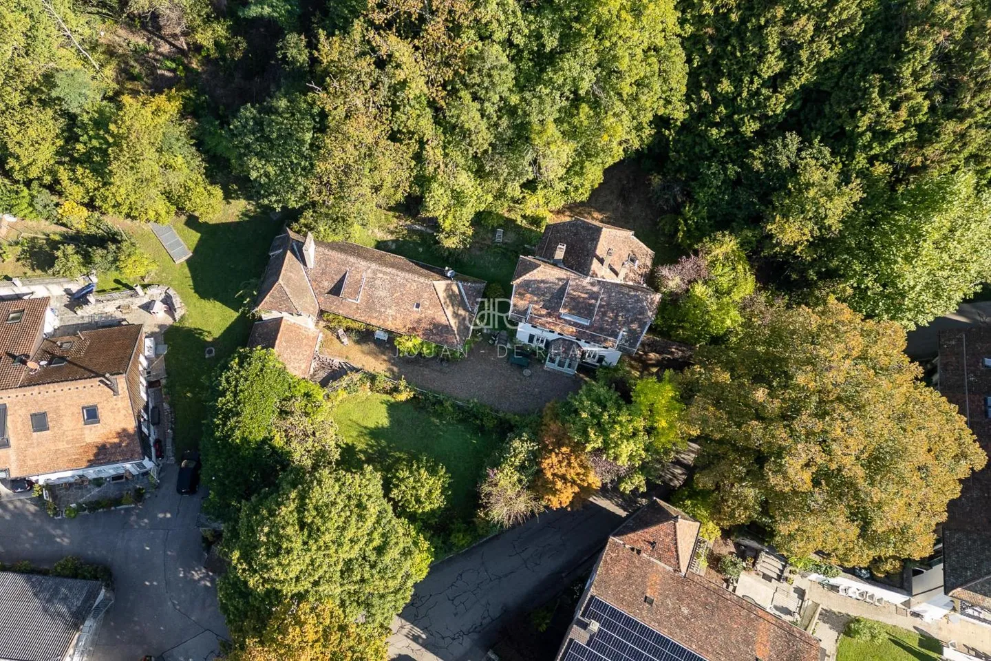 Essertines-sur-Rolle | Charming House and Annex in the Village - Photo 2 of 13