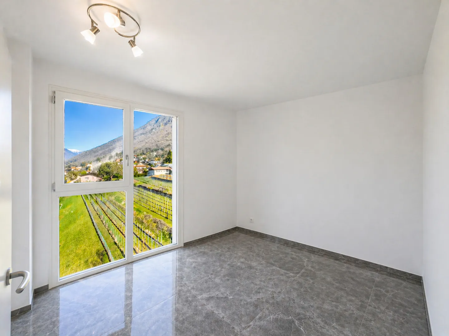 Spacious Penthouse in Mendrisio - Photo 6 of 9