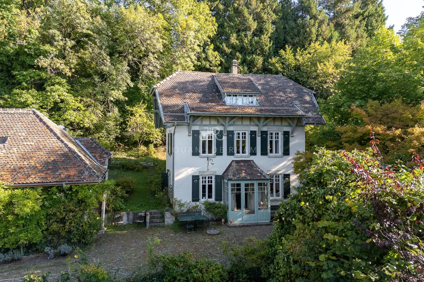 Essertines-sur-Rolle | Charming House and Annex in the Village - Photo 3 of 13