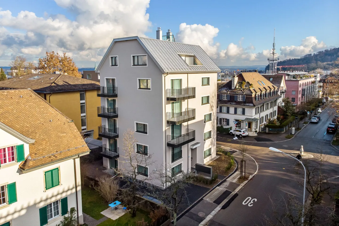 Appartement Attique meublé 2.5 au cœur d'Oerlikon - Photo 1 sur 9