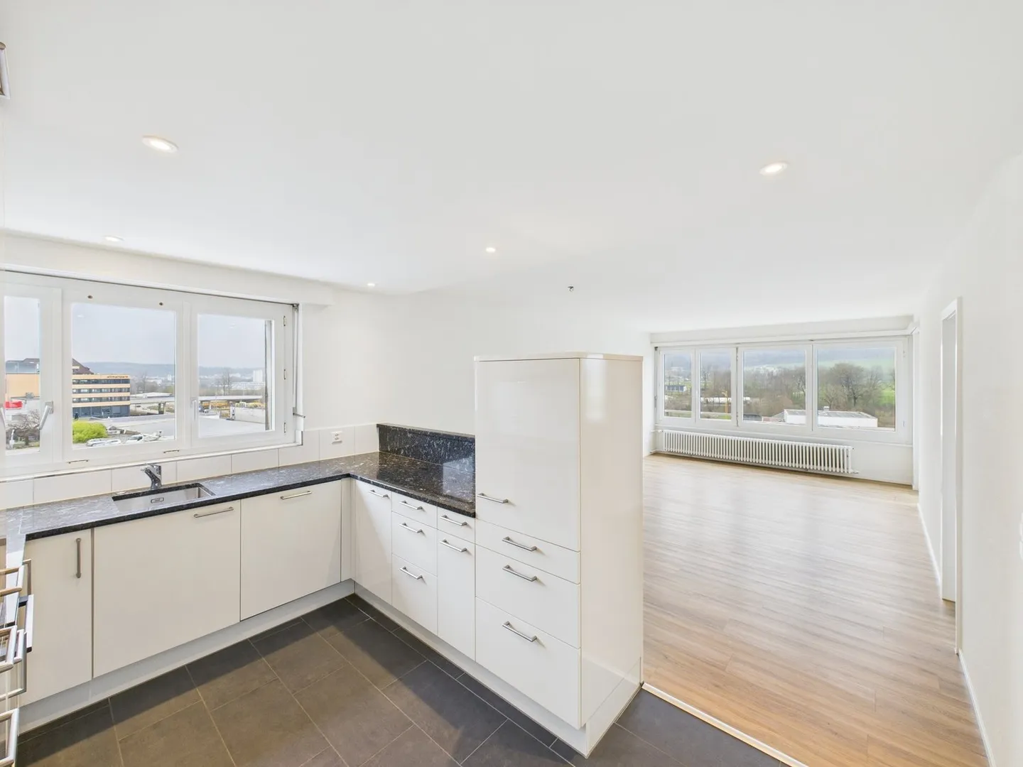 Light-Filled Apartment with Scenic Views and Optimal Connectivity - Photo 2 of 7