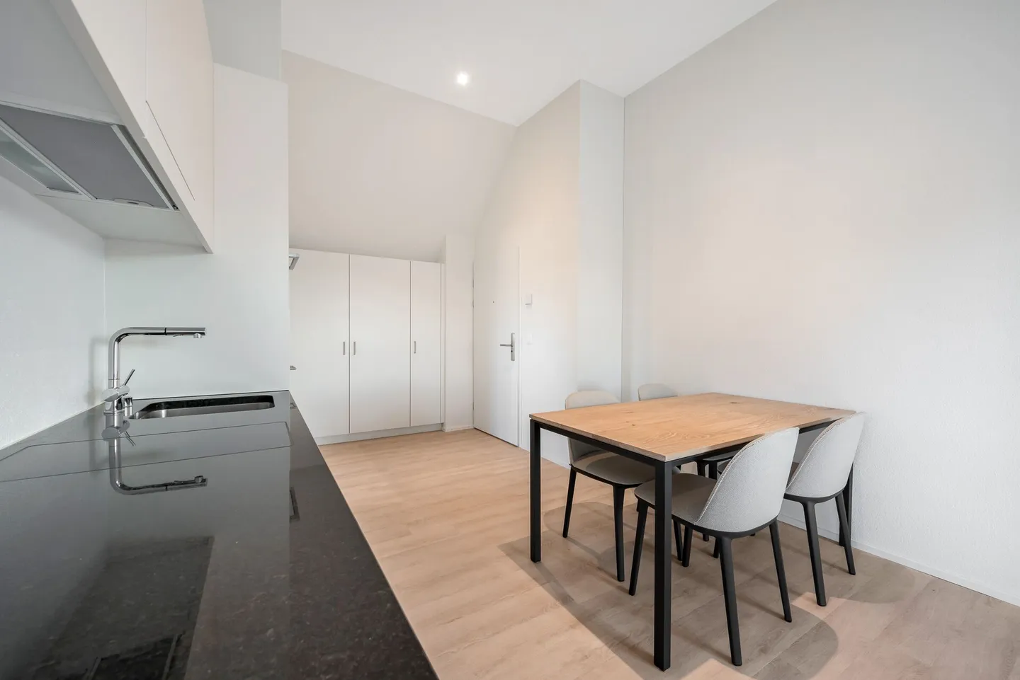 Appartement Attique meublé 2.5 au cœur d'Oerlikon - Photo 3 sur 9