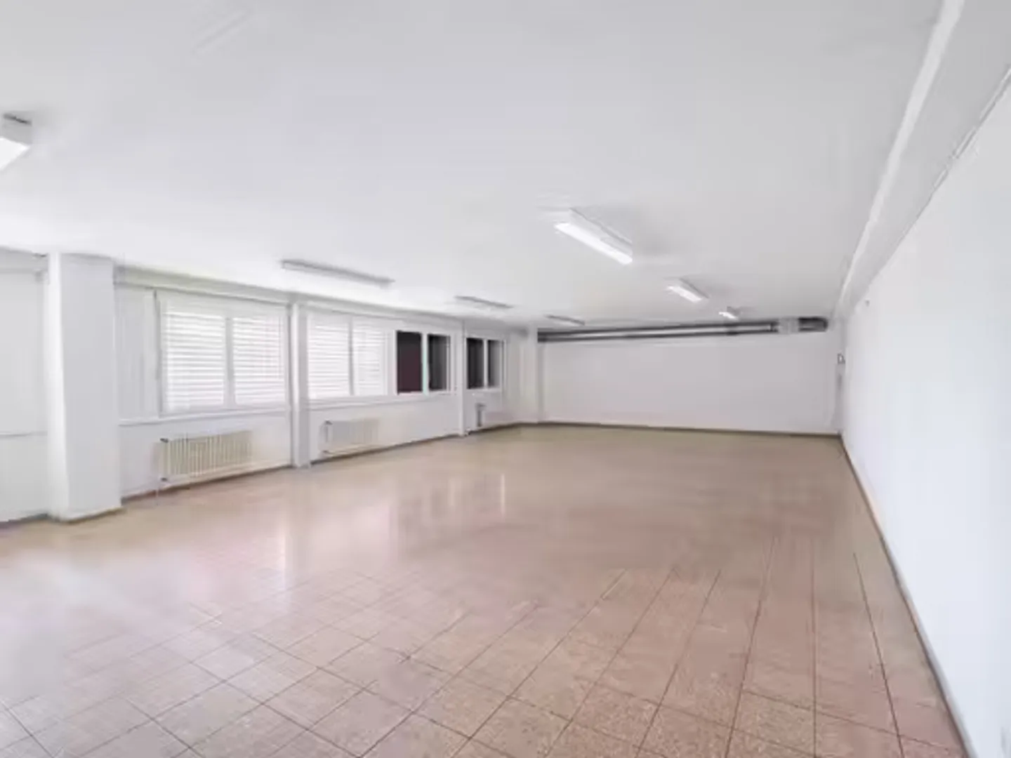 Espace Commercial dans un Immeuble Industriel - Photo 1 sur 8