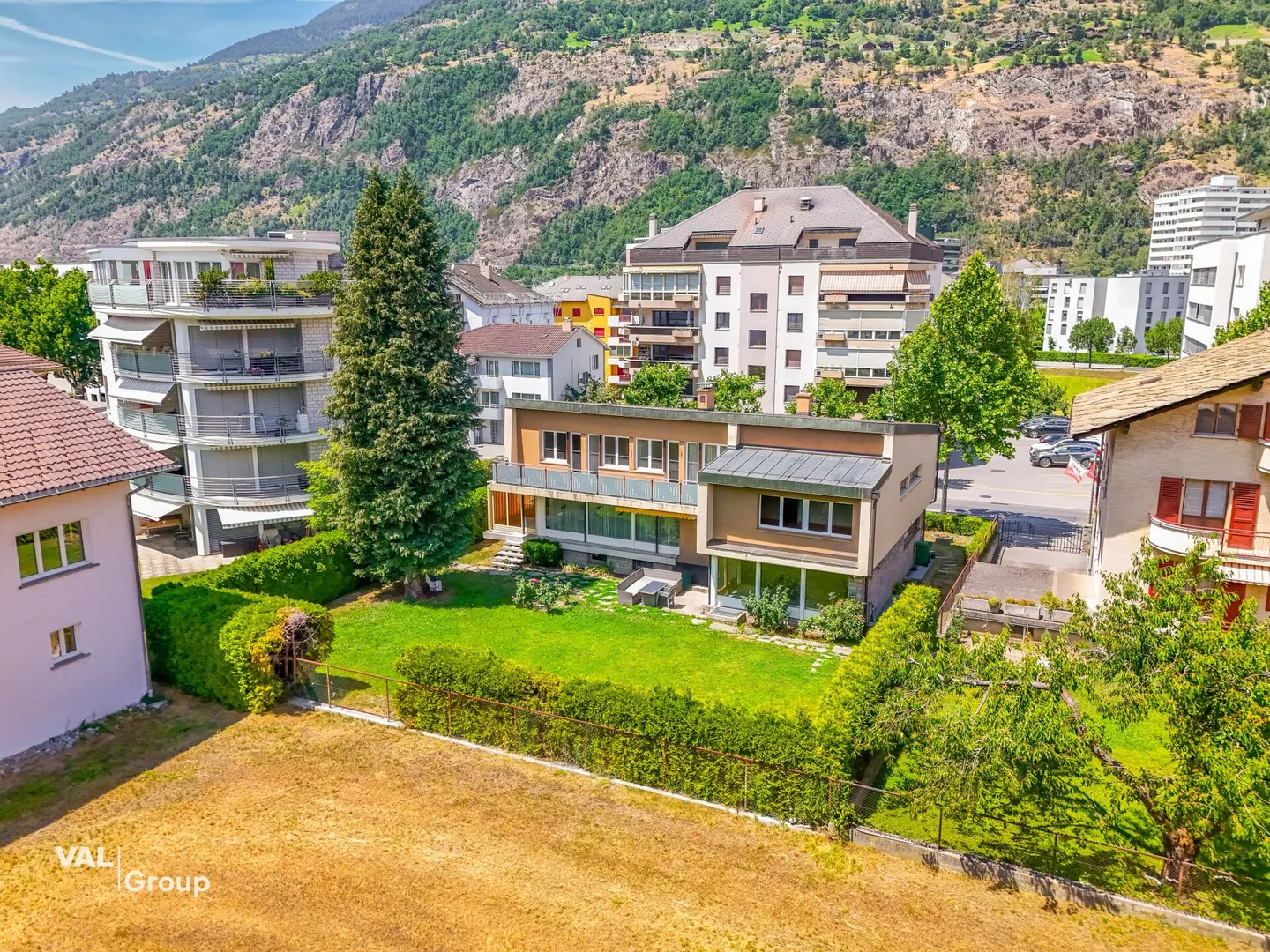 Occasion rare : beaucoup d'espace, grand jardin, emplacement central avec option commerciale - Photo 1 sur 34