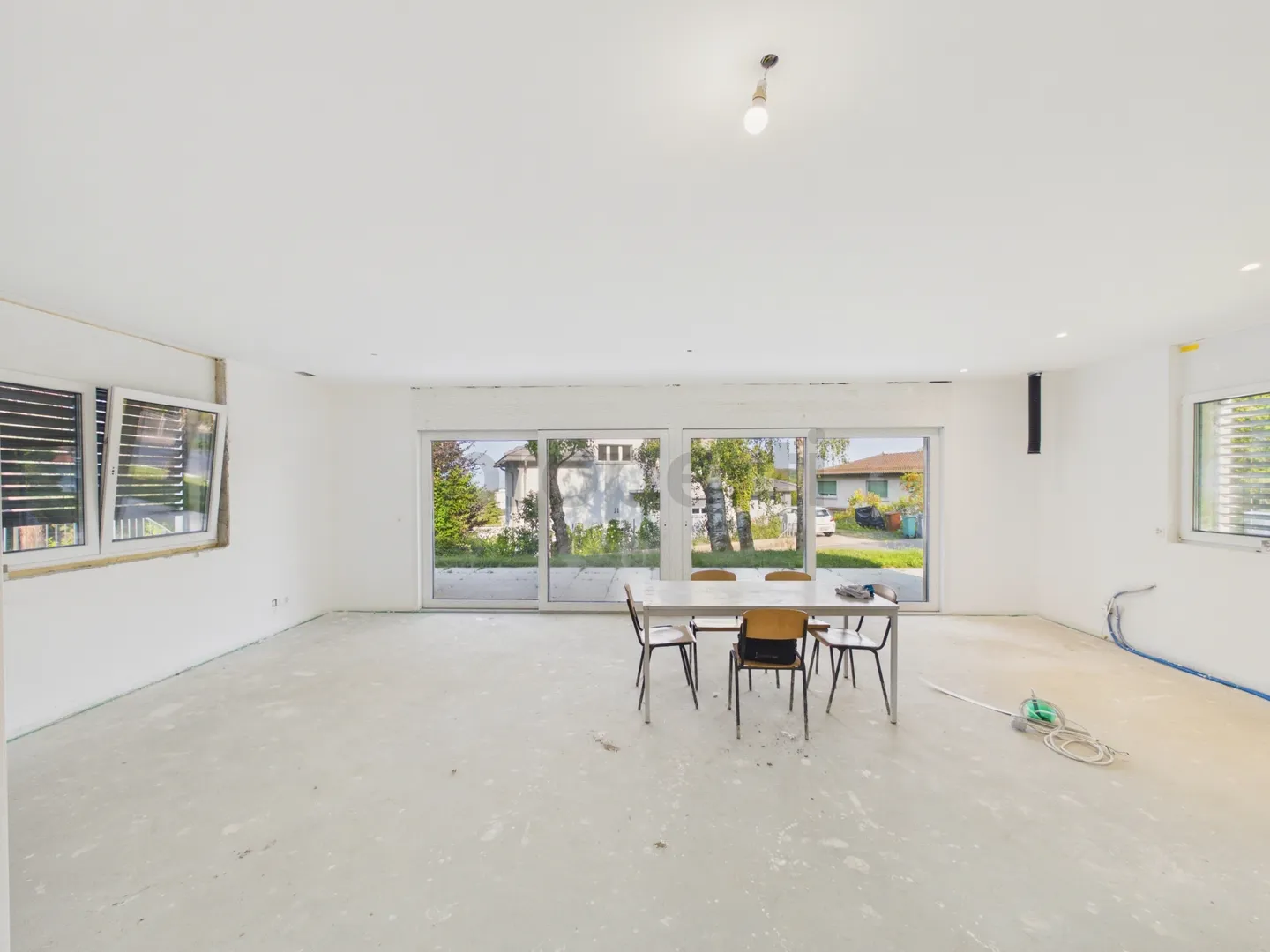 Peaceful living environment and choice of finishes - Photo 3 of 7