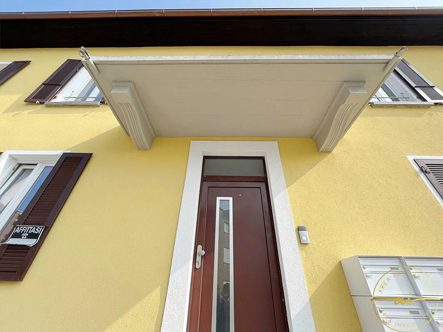 MODERN APARTMENT 3.5 ROOMS IN MORBIO INFERIORE - Photo 2 of 6