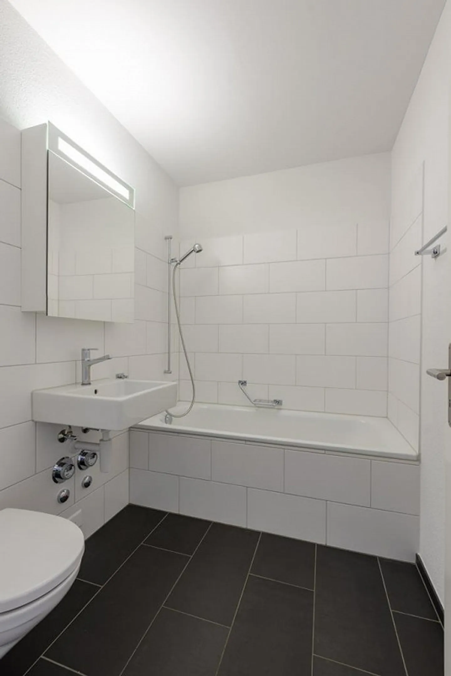 Appartement de 4,5 pièces avec balcon et place de parking - Photo 4 sur 12