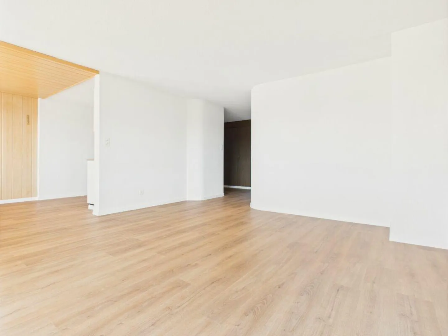 Grosszügige und gepflegte 4.5 Zimmer Wohnung an zentraler Lage! - Foto 2 von 10