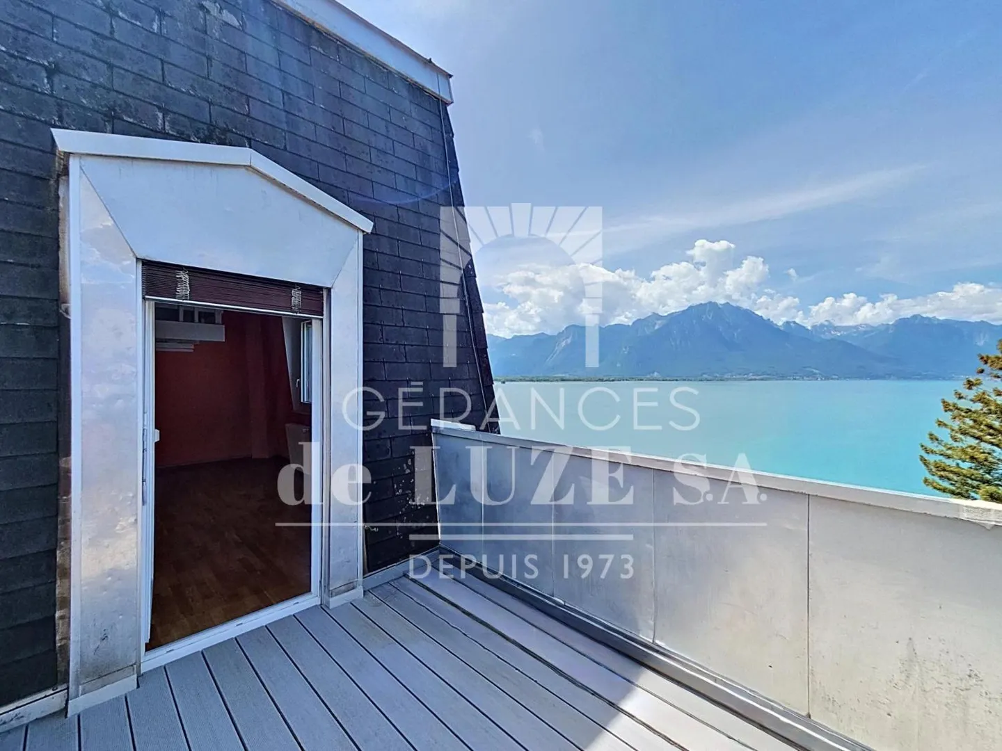 Overview of the Lake: 1.5 Rooms with Gallery and Balcony - Photo 1 of 13