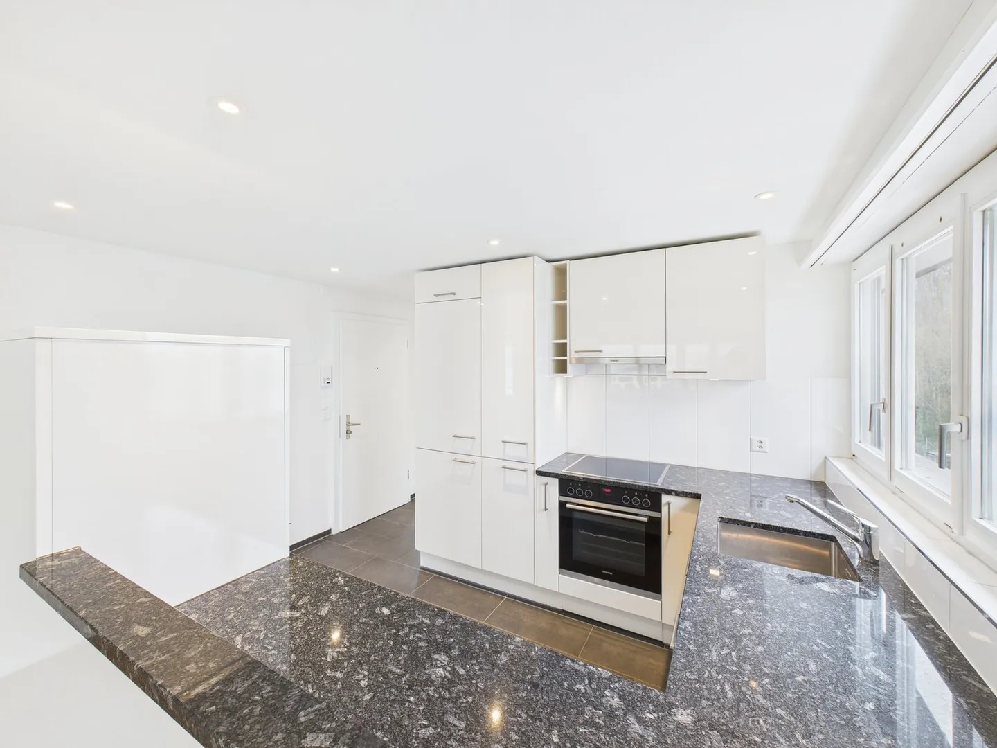 Light-Filled Apartment with Scenic Views and Optimal Connectivity - Photo 3 of 7