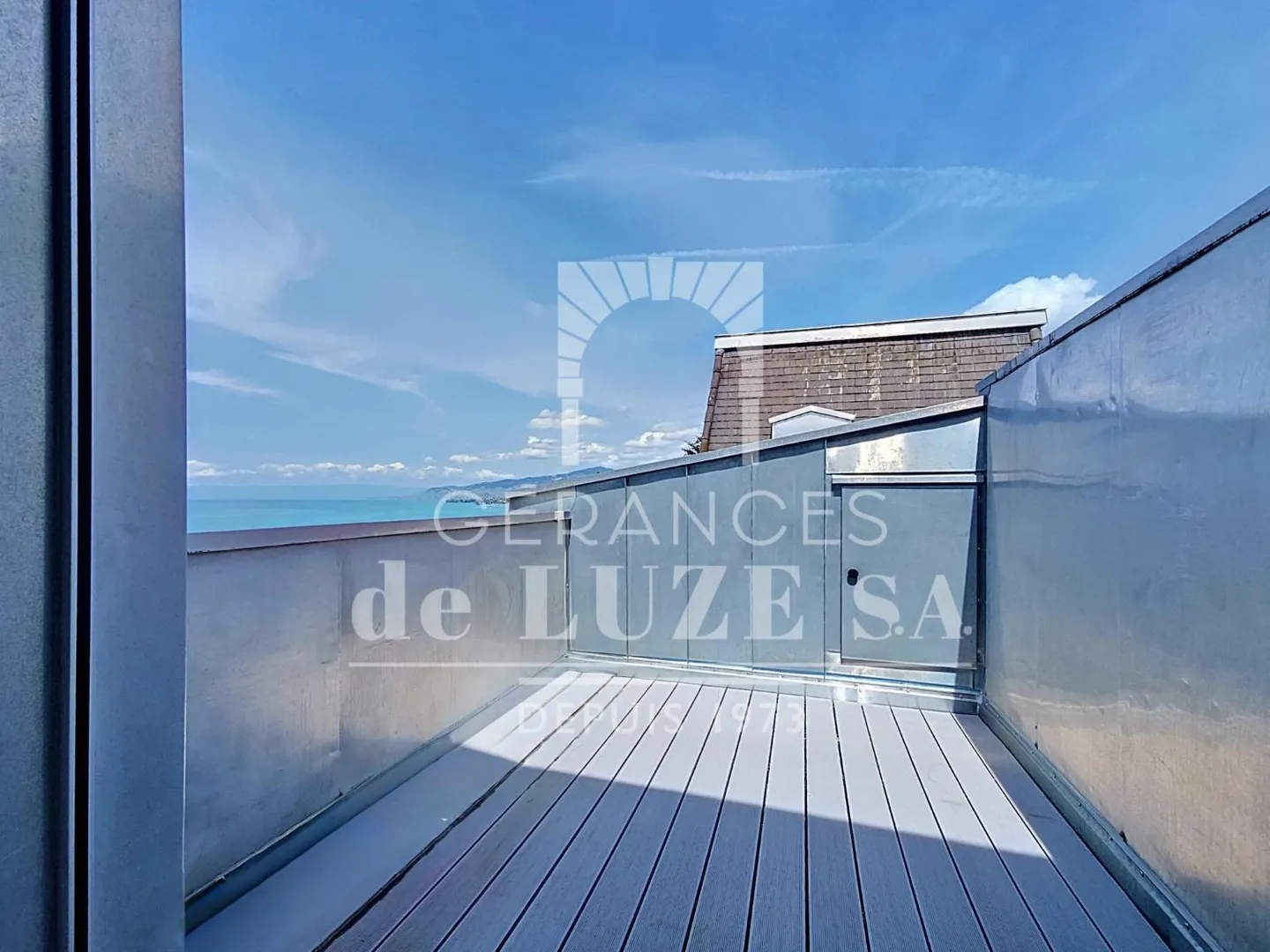 Overview of the Lake: 1.5 Rooms with Gallery and Balcony - Photo 4 of 13