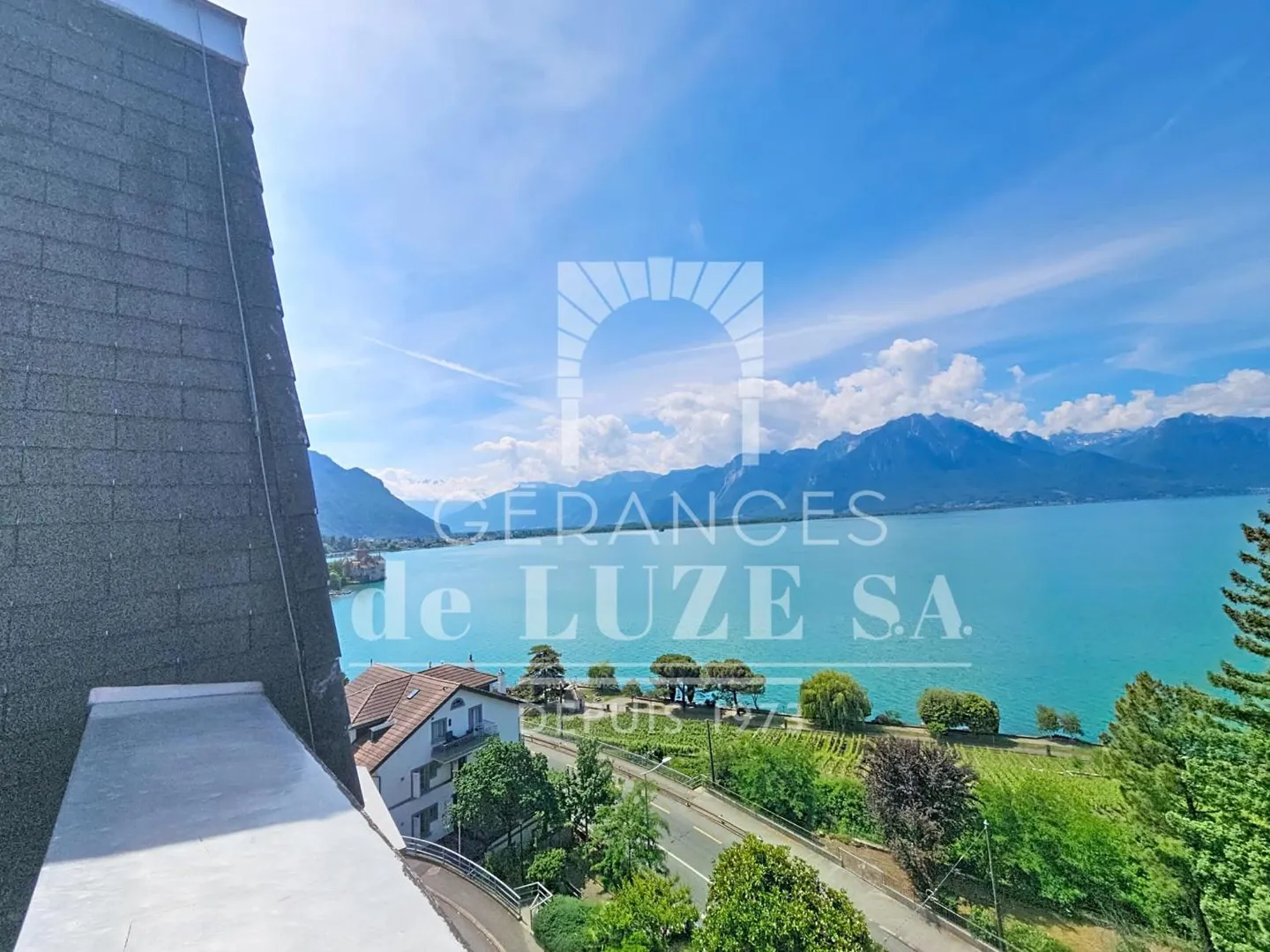 Overview of the Lake: 1.5 Rooms with Gallery and Balcony - Photo 3 of 13