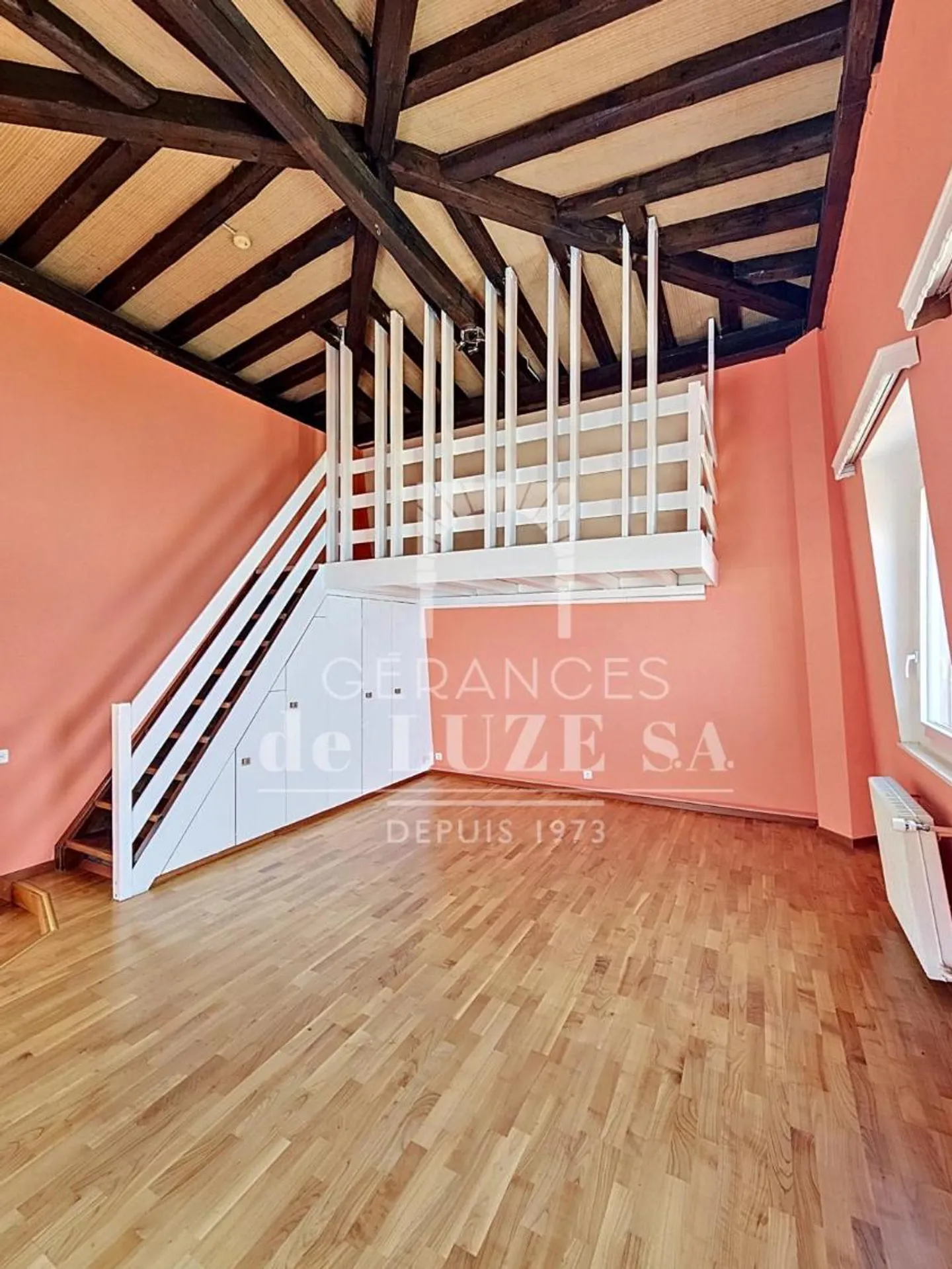 Overview of the Lake: 1.5 Rooms with Gallery and Balcony - Photo 9 of 13