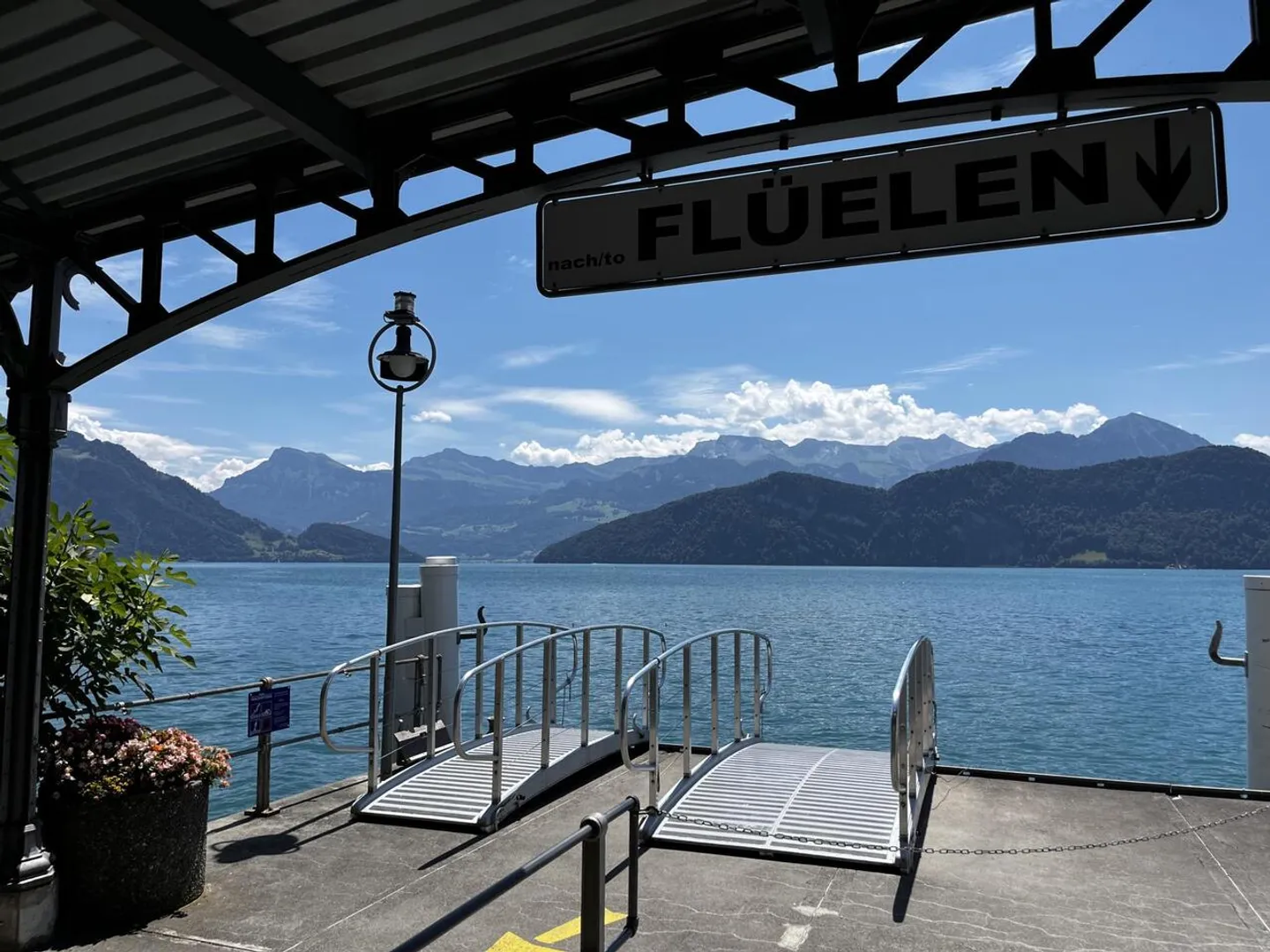 Cooperativa - VENDITA RISERVATA CON VISTA SUL LAGO DEI QUATTRO CANTONI - Foto 1 di 6