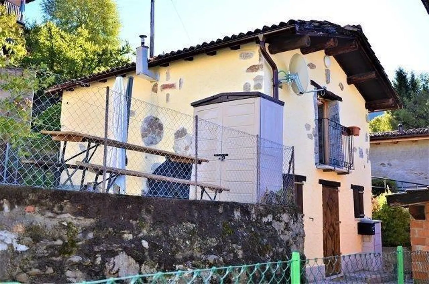 Schönes rustikales Haus mit 2 1/2 Zimmern im Dorf mit Garten und Pergola - Foto 1 von 22