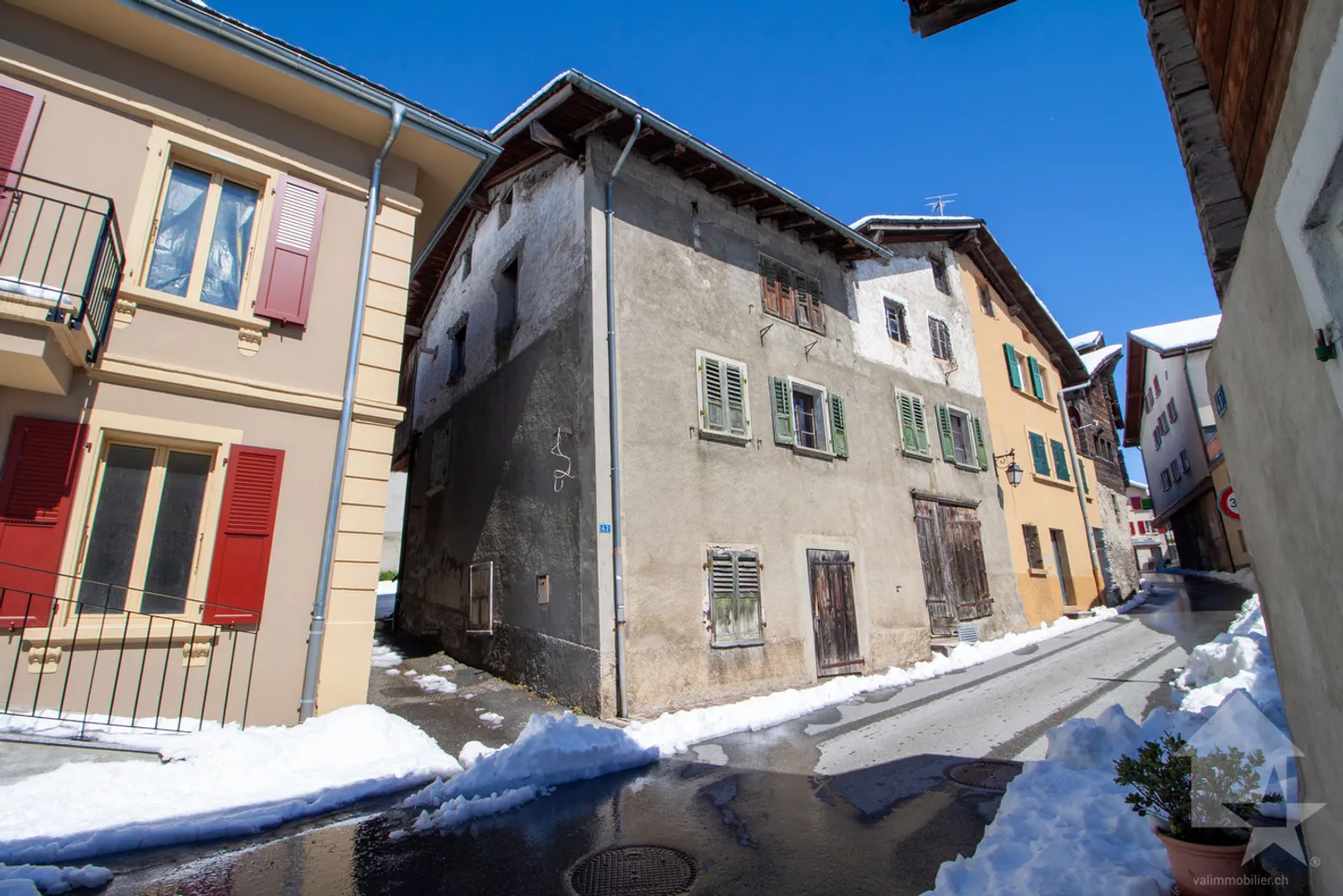 Ampia casa di villaggio di 350 m2 da ristrutturare nel centro di Varen - Foto 3 di 22