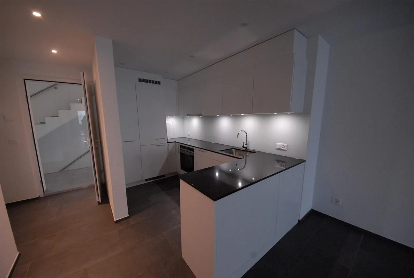 Modern 2.5-room apartment with large balcony - Photo 2 of 7