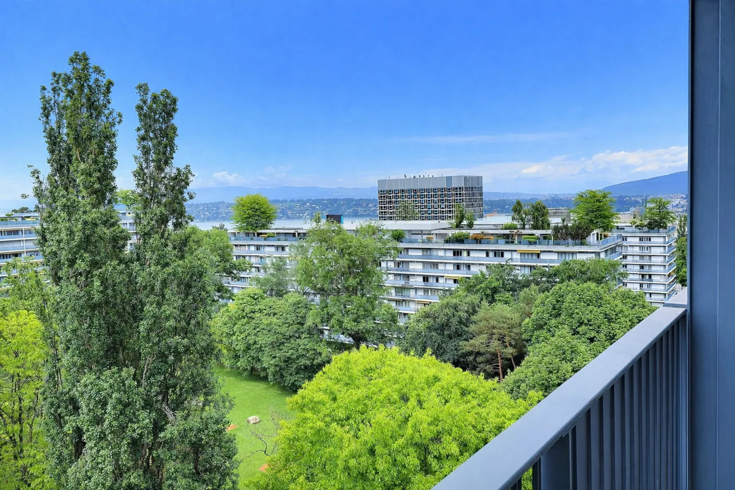 Superb apartment on a high floor with a pool in occupied life annuity without rent - Photo 1 of 15