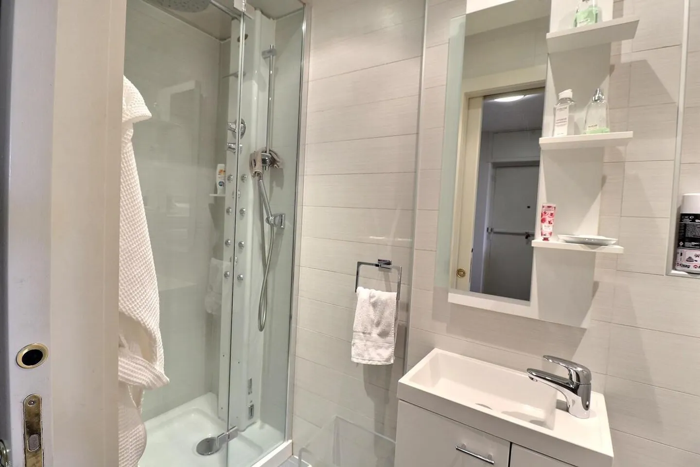 Superb apartment on a high floor with a pool in occupied life annuity without rent - Photo 11 of 15
