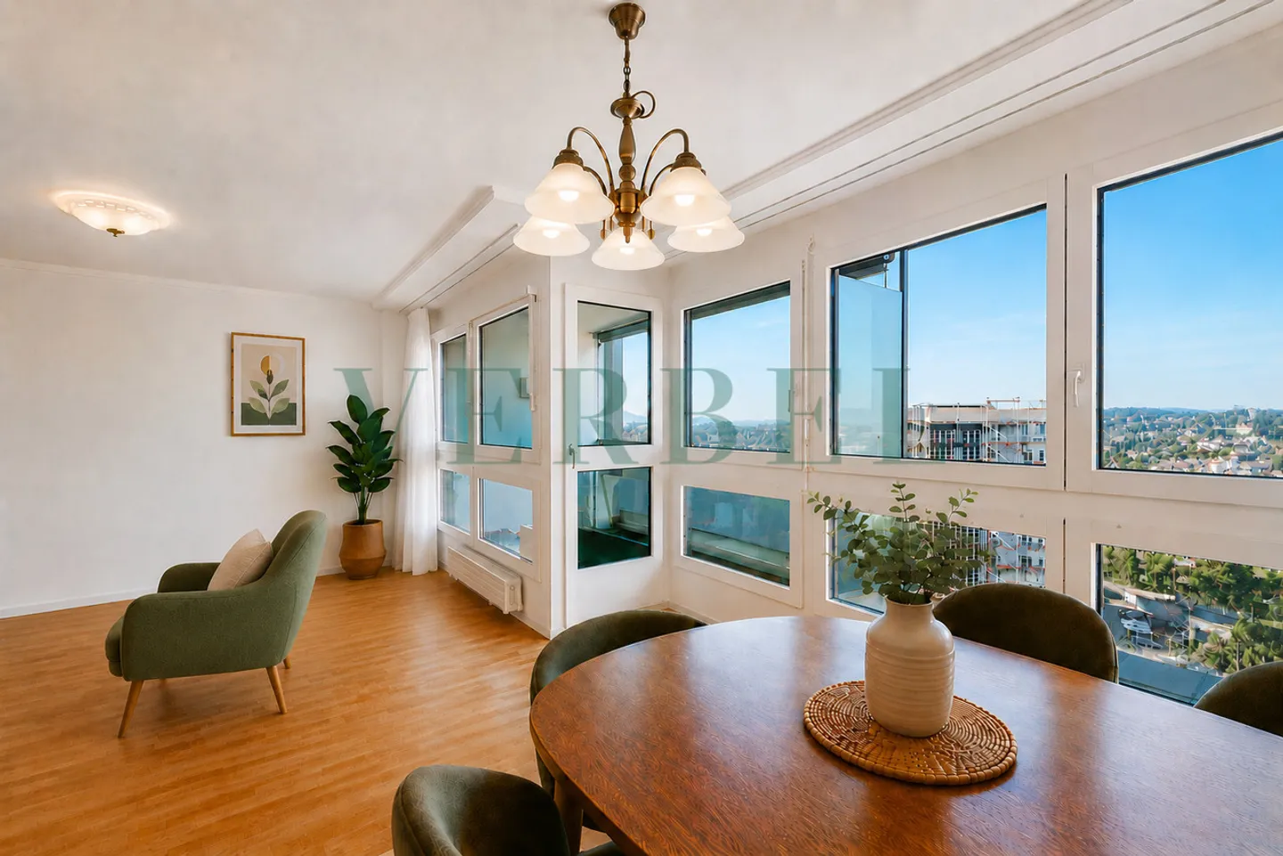 Appartamento ristrutturato di 4,5 stanze con vista panoramica su Friburgo - Foto 3 di 9