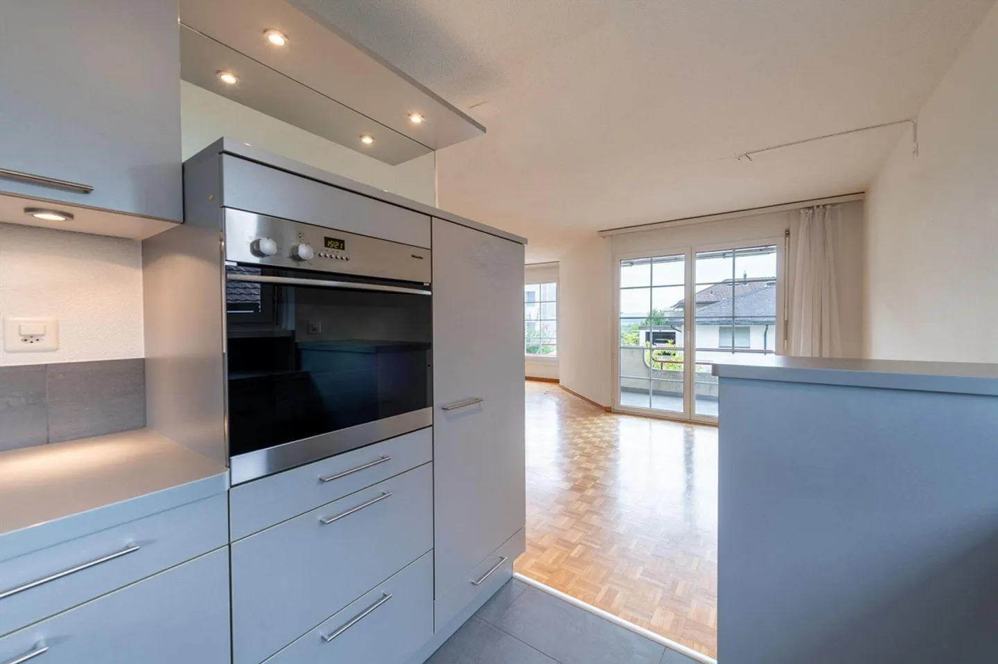 Attractive Ground Floor Apartment with Fireplace and Plenty of Storage Space - Photo 4 of 13