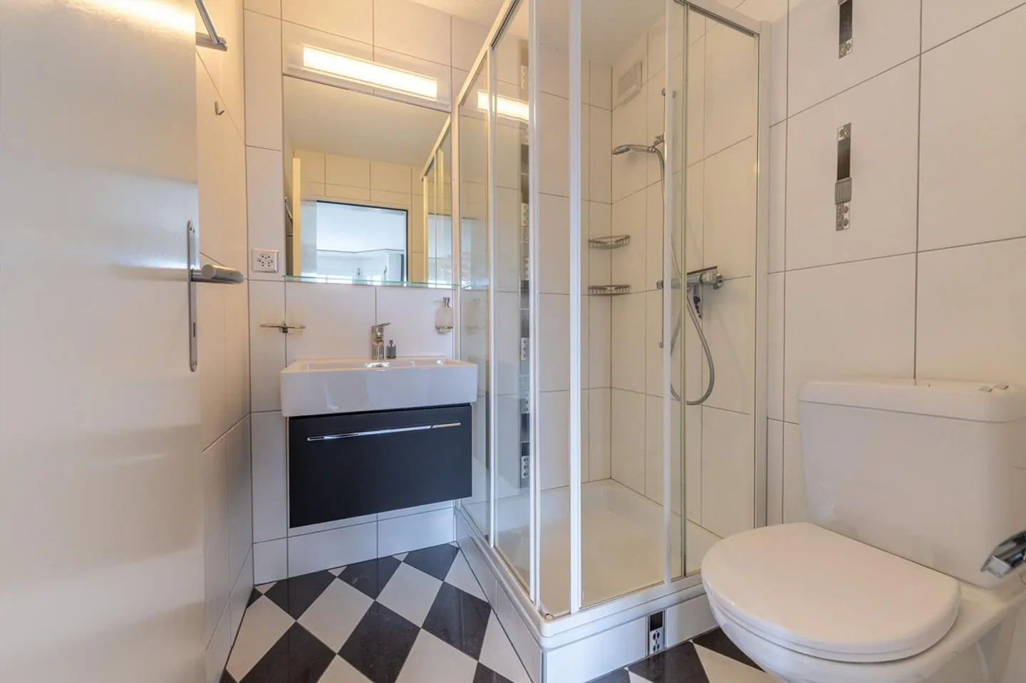 Attractive Ground Floor Apartment with Fireplace and Plenty of Storage Space - Photo 8 of 13