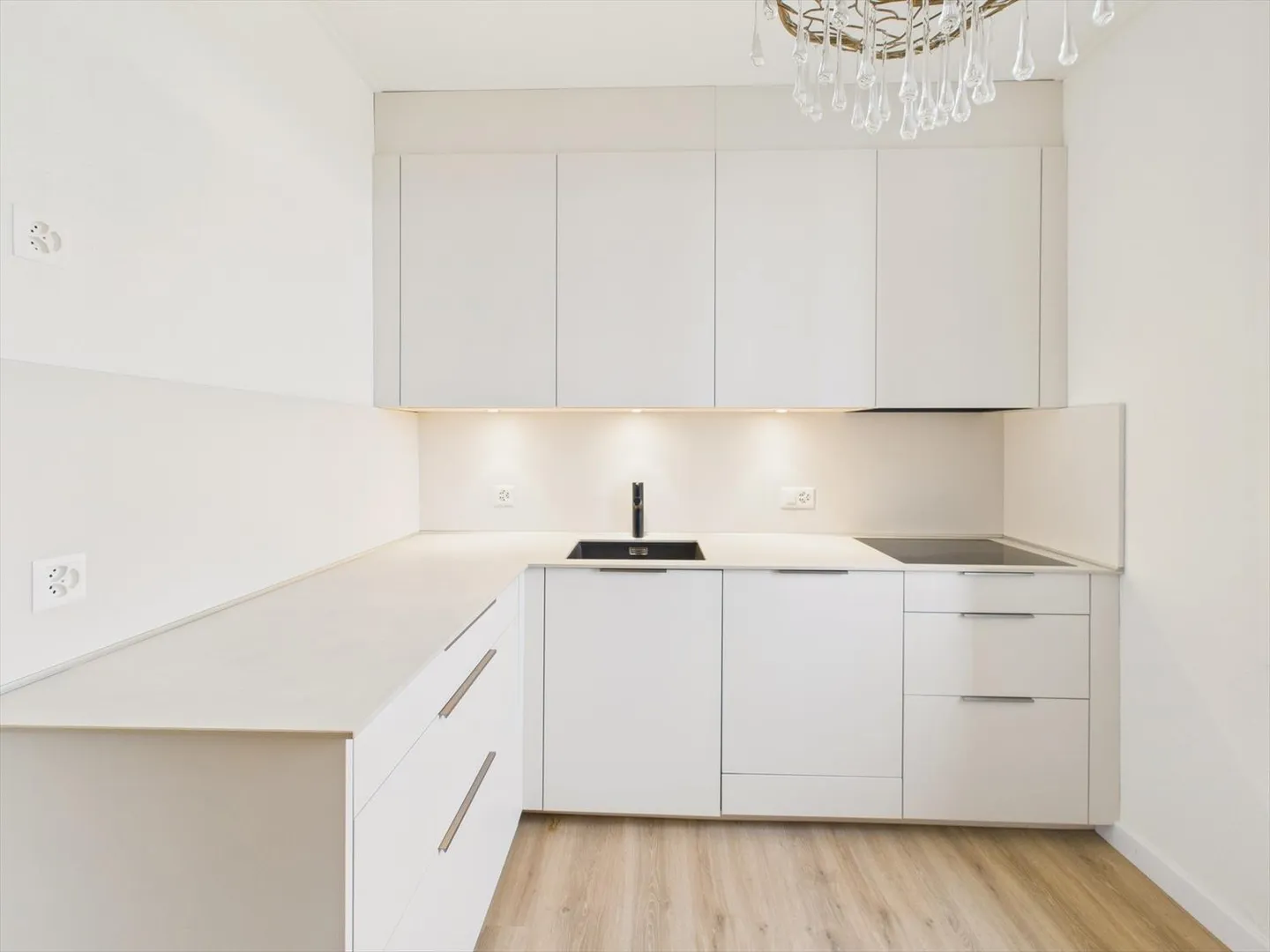 Exklusives Einfamilienhaus mit Seeblick in Chez-le-Bart, Kanton NE - Foto 2 von 12