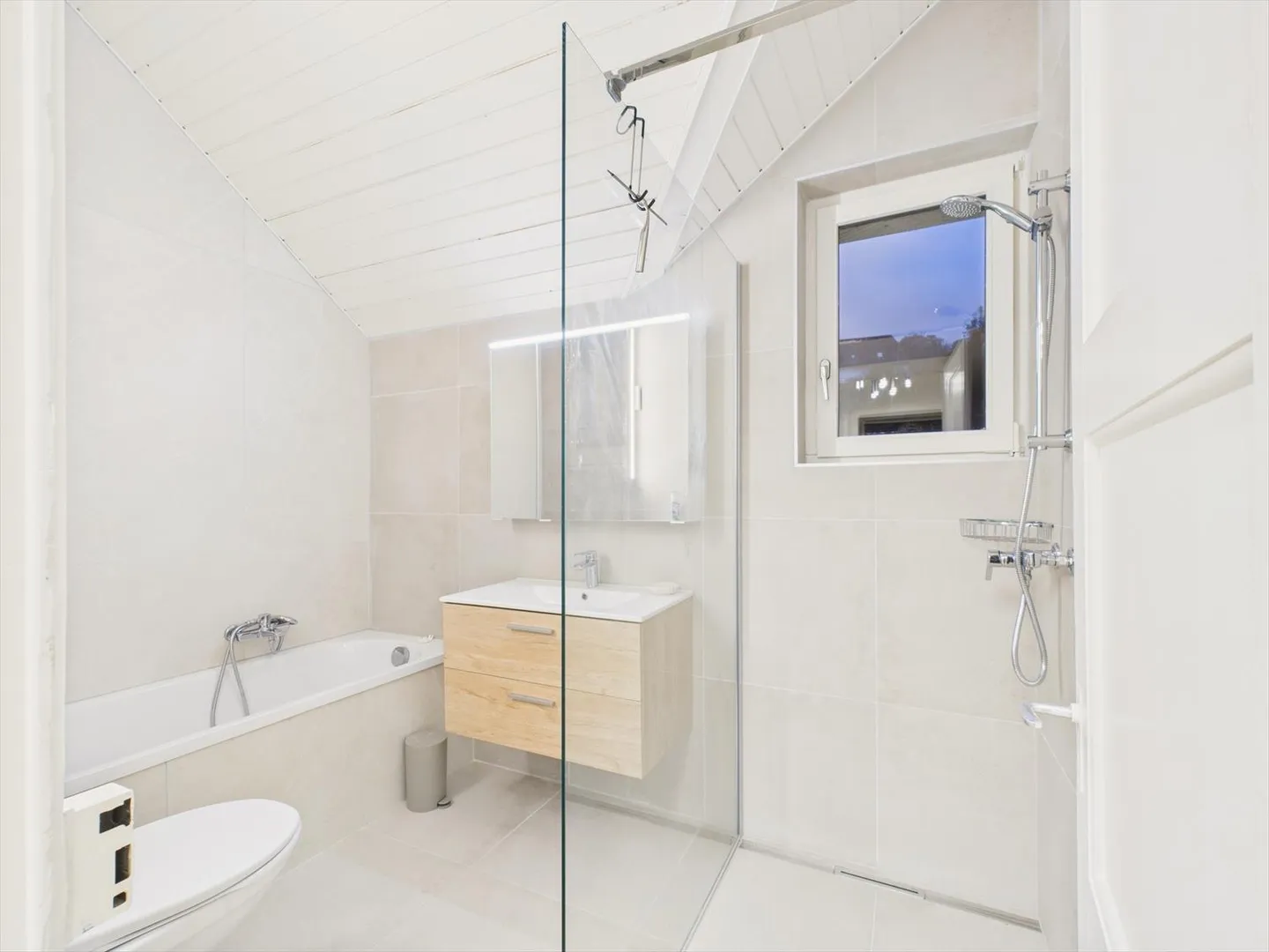 Exklusives Einfamilienhaus mit Seeblick in Chez-le-Bart, Kanton NE - Foto 9 von 12