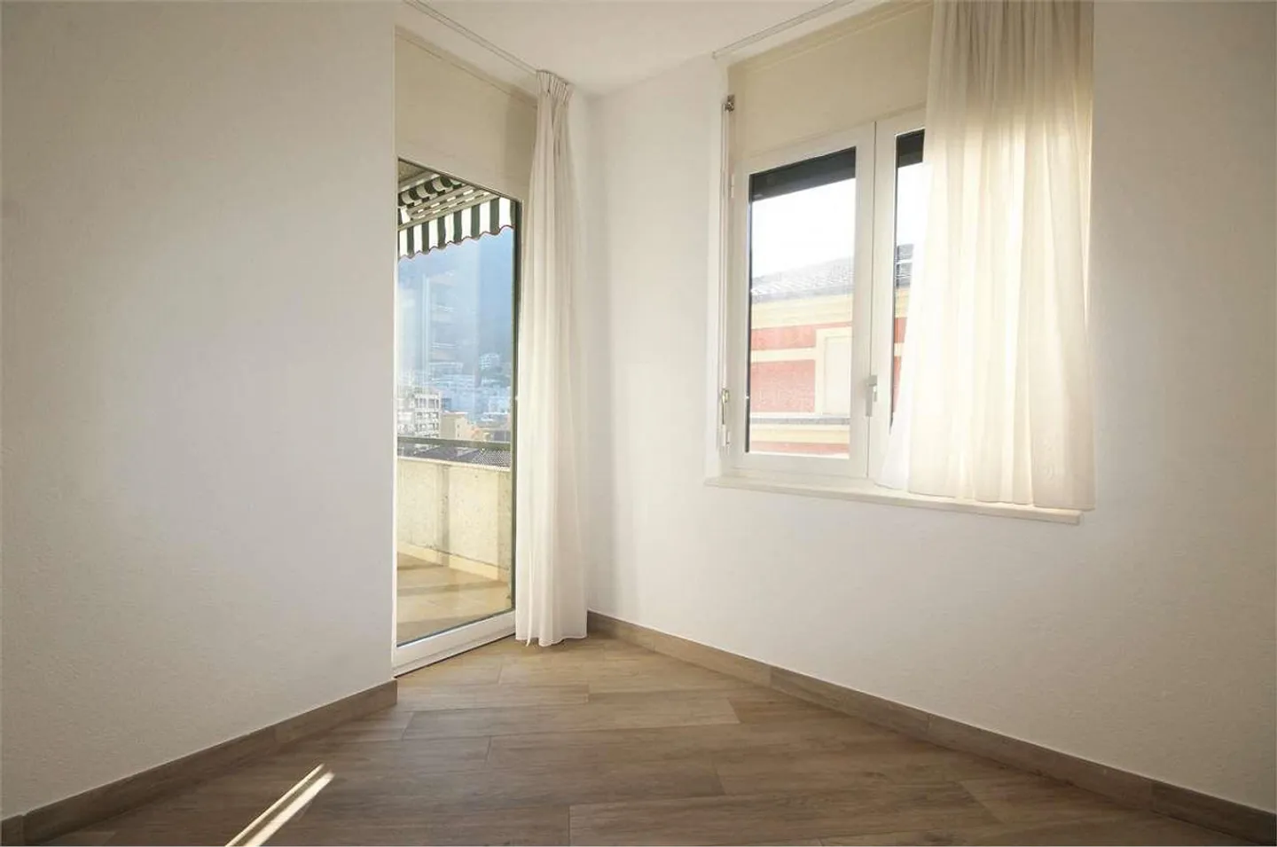 Lugano : appartement lumineux et rénové de 3,5 pièces - Photo 3 sur 13