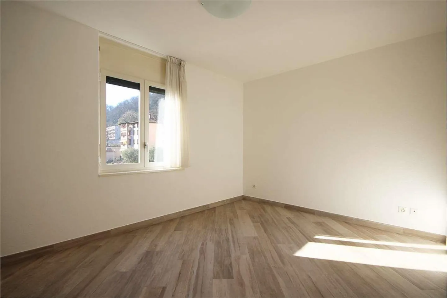 Lugano : appartement lumineux et rénové de 3,5 pièces - Photo 2 sur 13