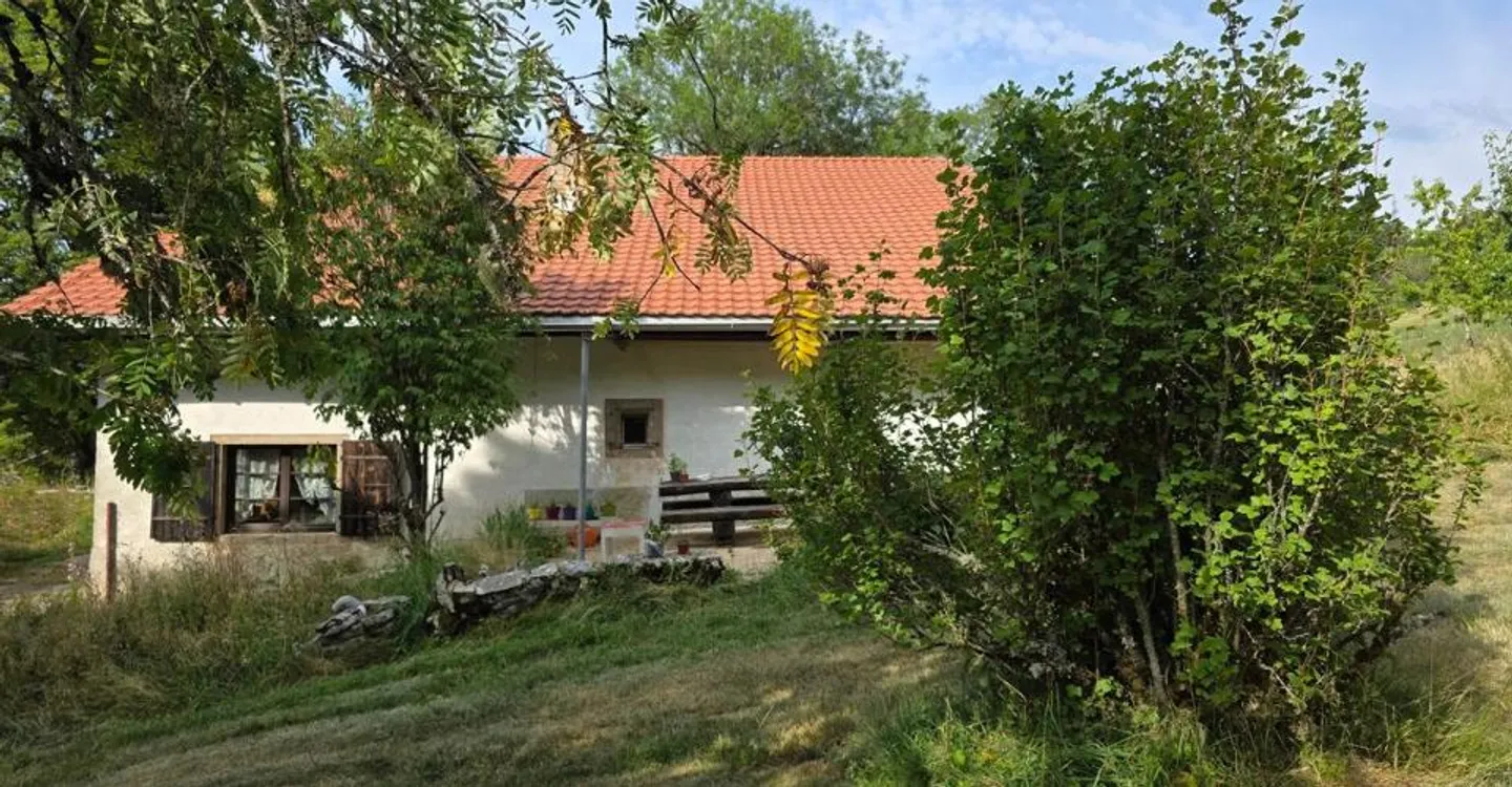 Charming renovated farmhouse with a magnificent large garden - Photo 2 of 13
