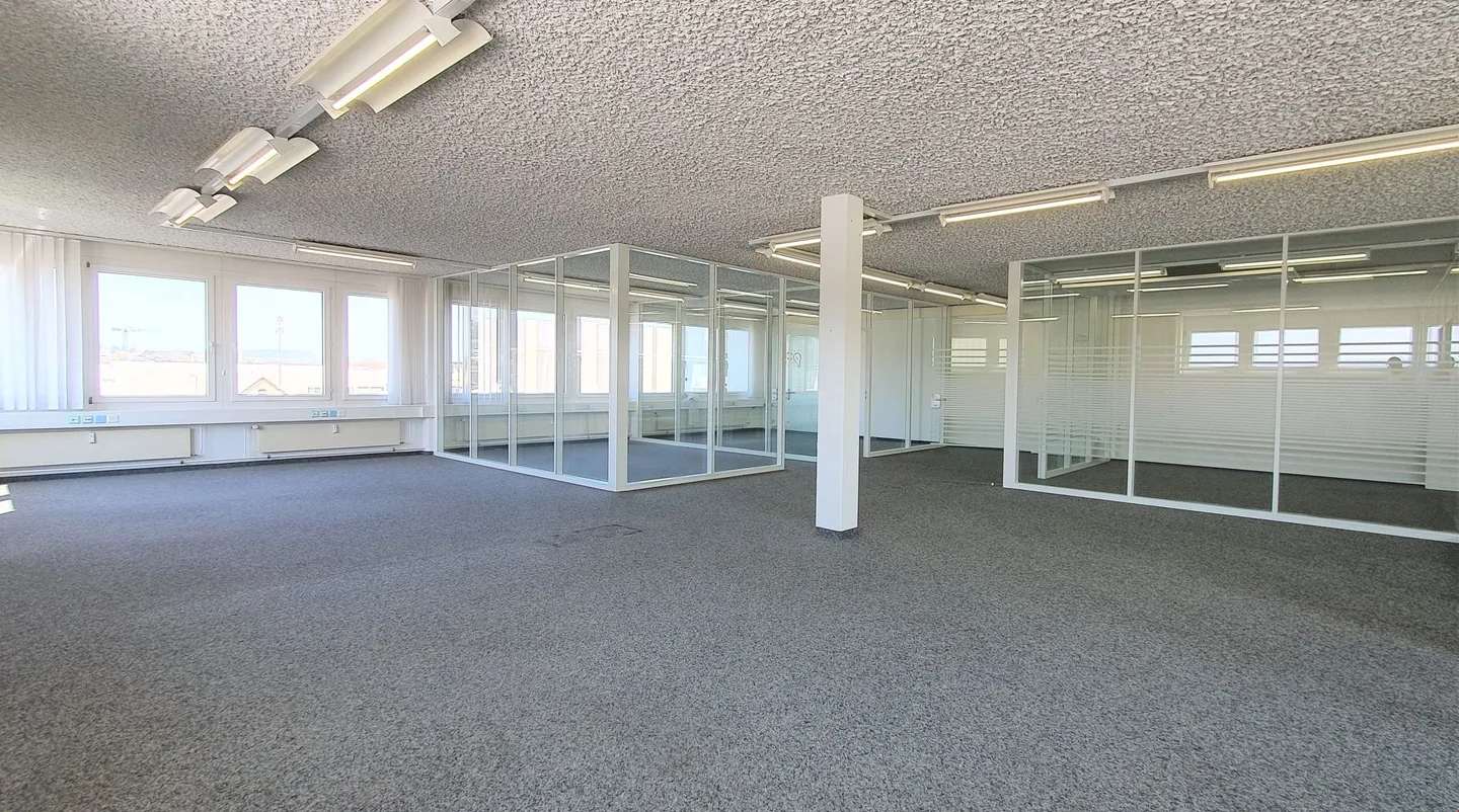 Espace ouvert, bureaux individuels et salle de réunion - tout en un ! - Photo 1 sur 13