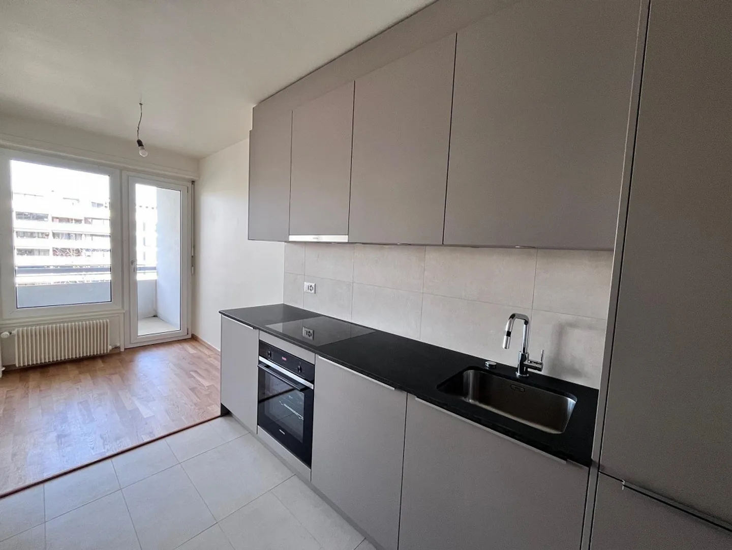 4 rooms fully renovated with balcony - Photo 3 of 6