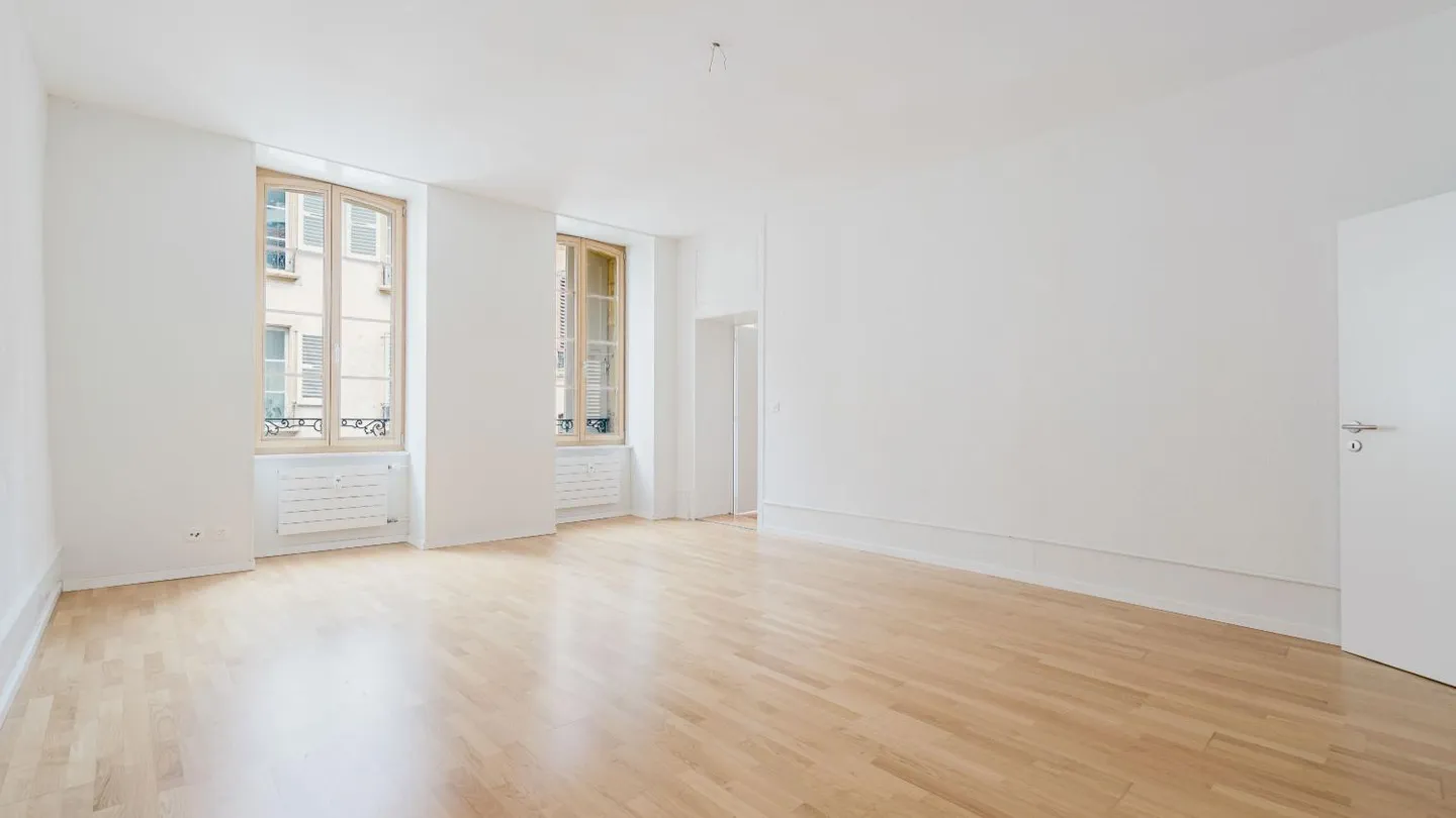 Charming Apartment Near Train Station - Photo 2 of 7