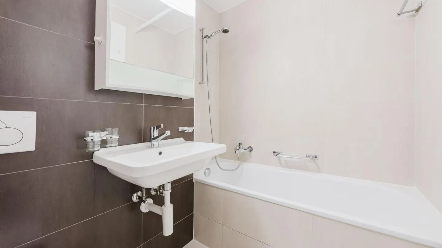 Charming Apartment Near Train Station - Photo 5 of 7